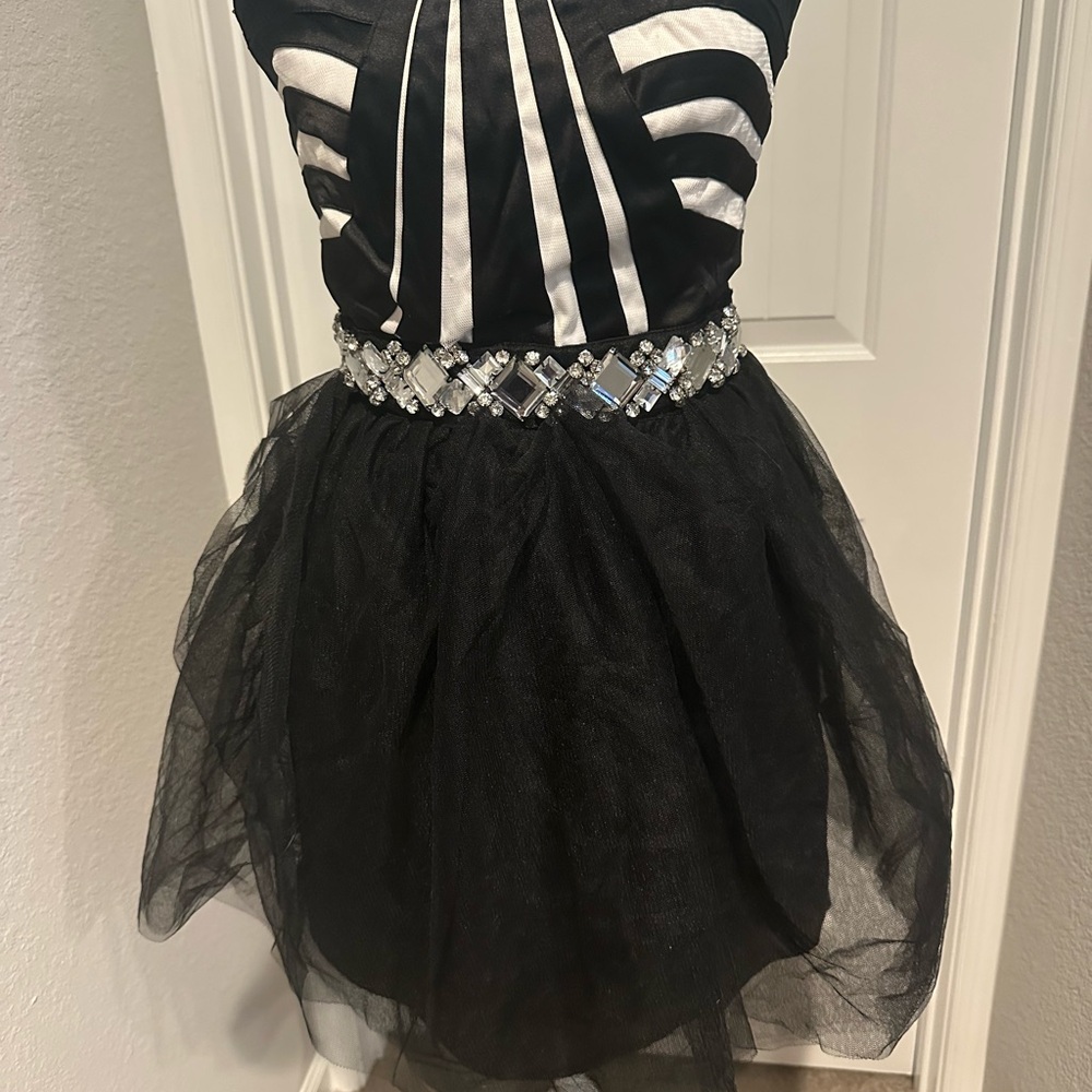 Strapless Black & White Tulle Party Dress with Rhinestone Waist – Women’s Small